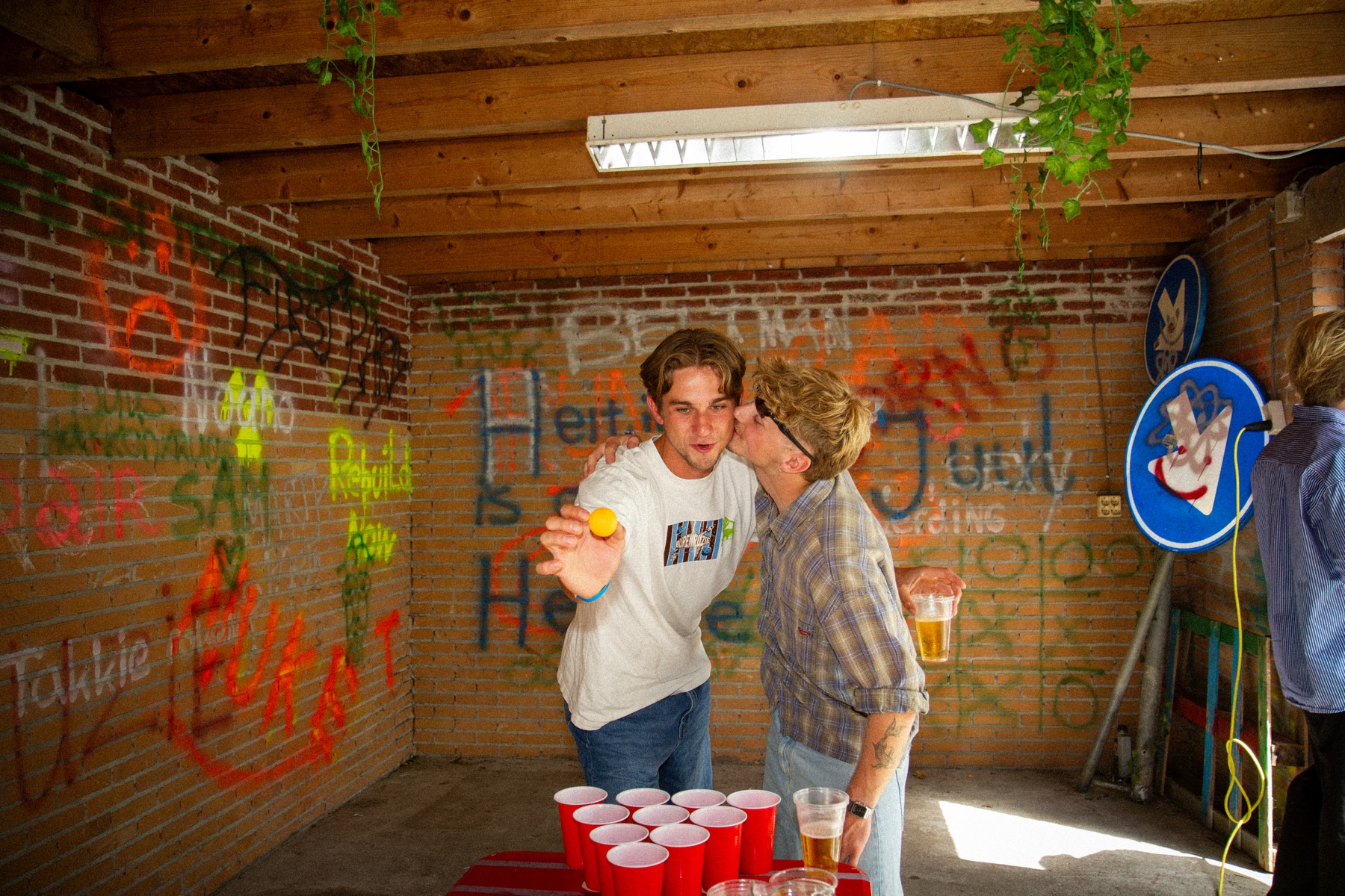 Kus tijdens het beerpongen