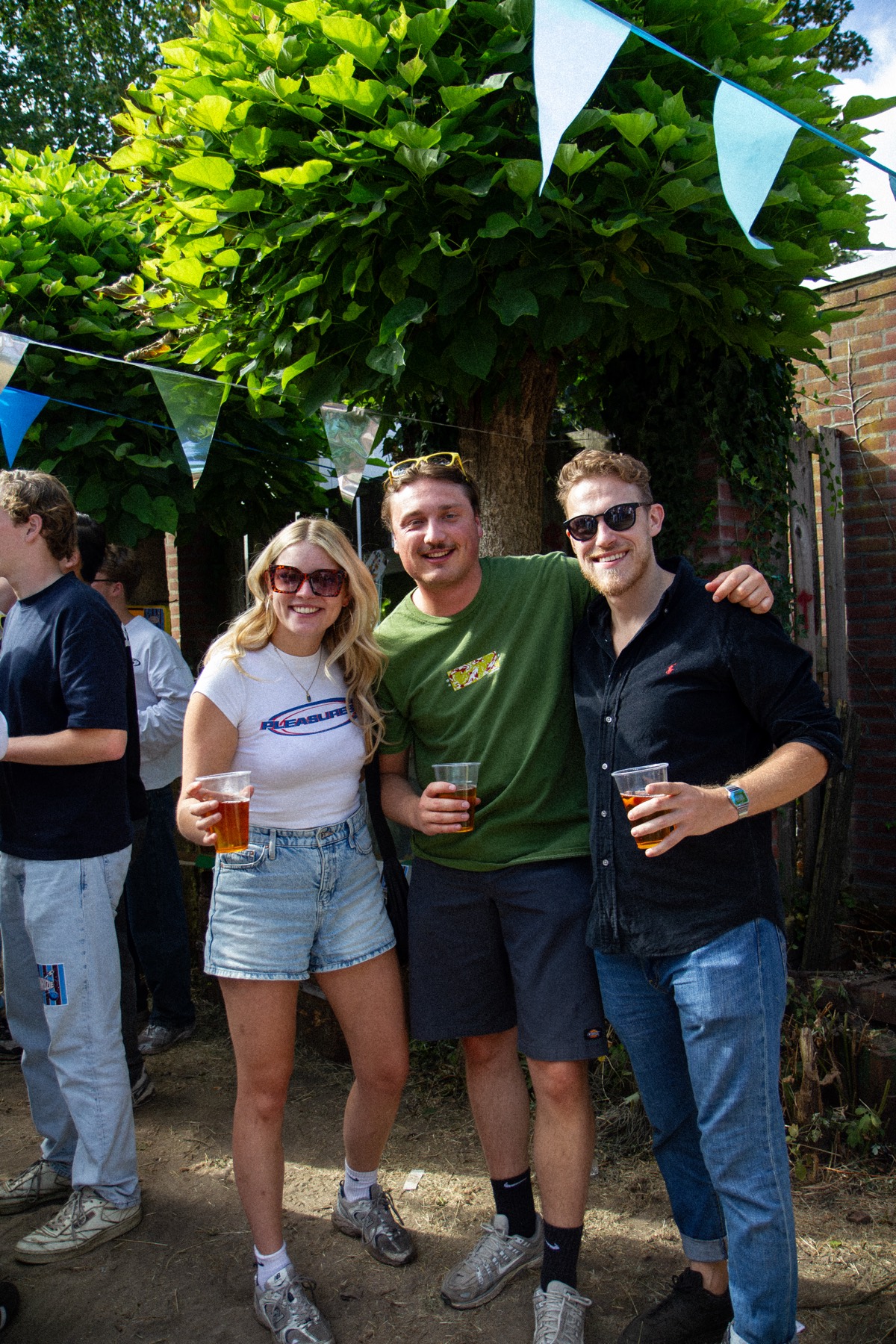 Drie vrienden onder de boom
